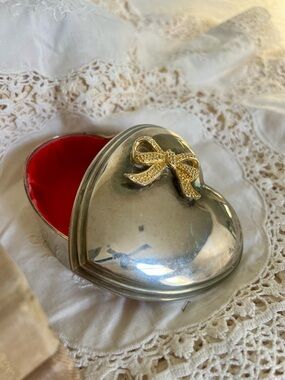 Vintage Silver Plated Heart-Shaped Jewelry Box with Gold Bow